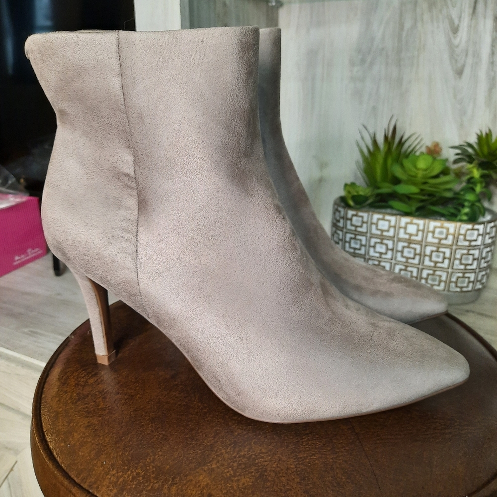 Me too Estelle Synthetic Bootie, microsuede color taupe size 8 new in box